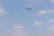 Helicóptero sobrevoa a aldeia.